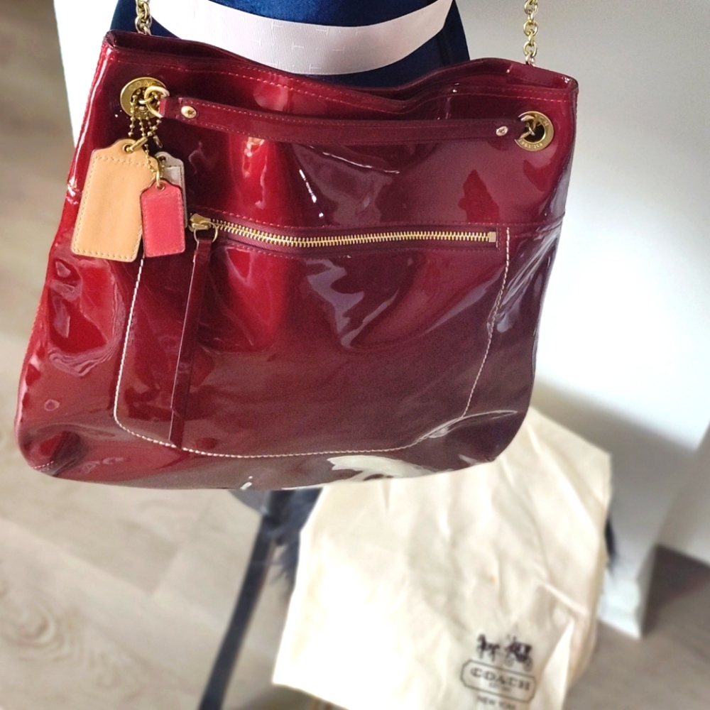 FREE SHIP! 🆕COACH HOBO Madison🍷Patent Leather Crossbody  14 W x 13.3/4 H NWT - Picture 3 of 7